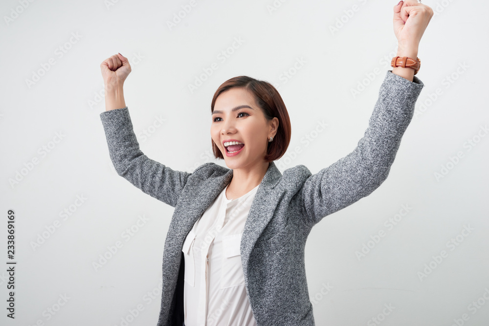 亚洲漂亮女孩感到幸福。微笑的女人举手示意动作成功