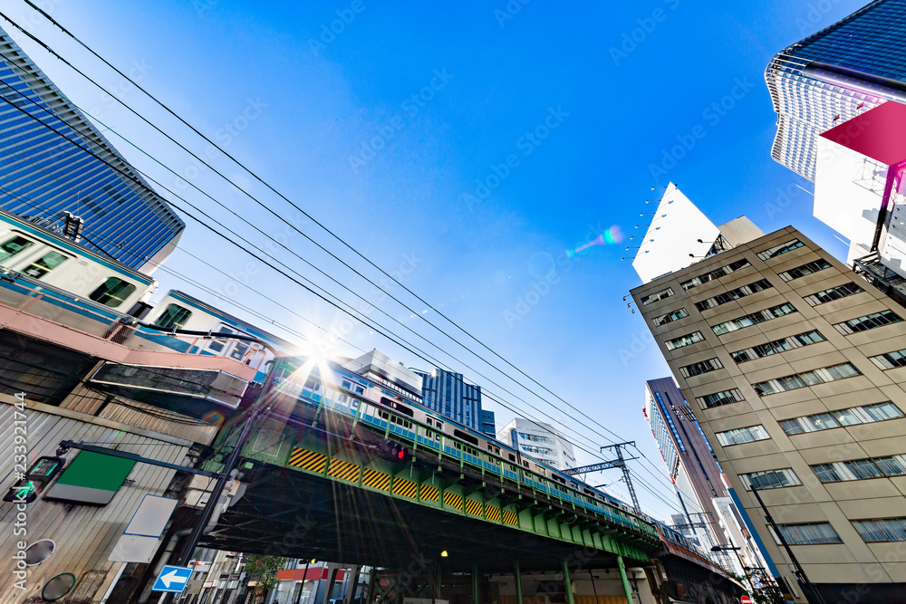 青空と都会の鉄道