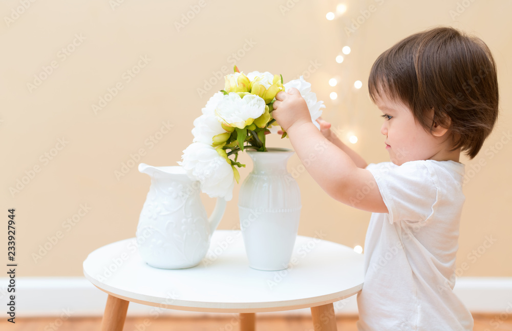 带着一束漂亮花朵的幼童