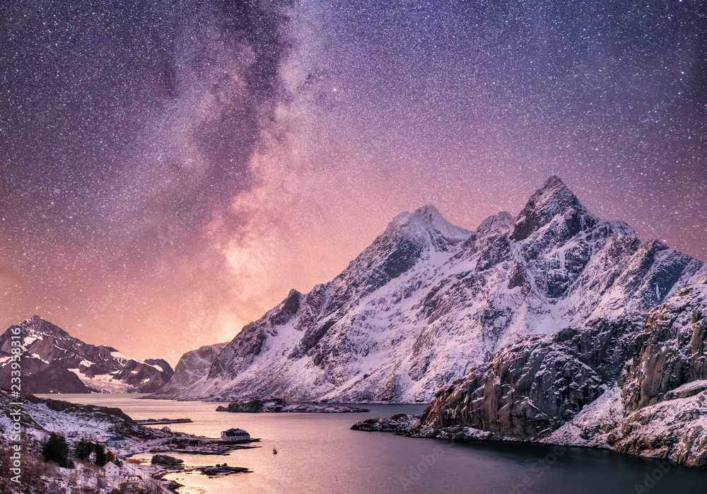 夜晚水面上的山脉和倒影。夜晚的海湾和山脉t