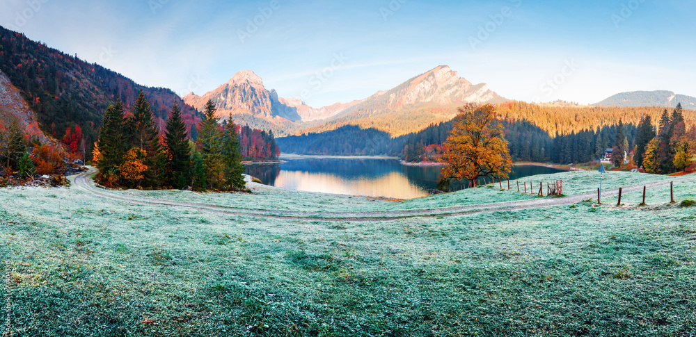 瑞士阿尔卑斯山奥伯西湖上宁静的秋景。霜冻的草地和群山倒影清晰