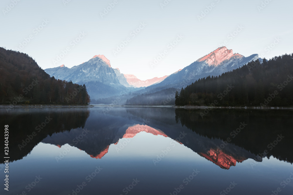 瑞士阿尔卑斯山奥伯西湖上宁静的秋景。晴朗的天空和群山在清澈的海水中倒影