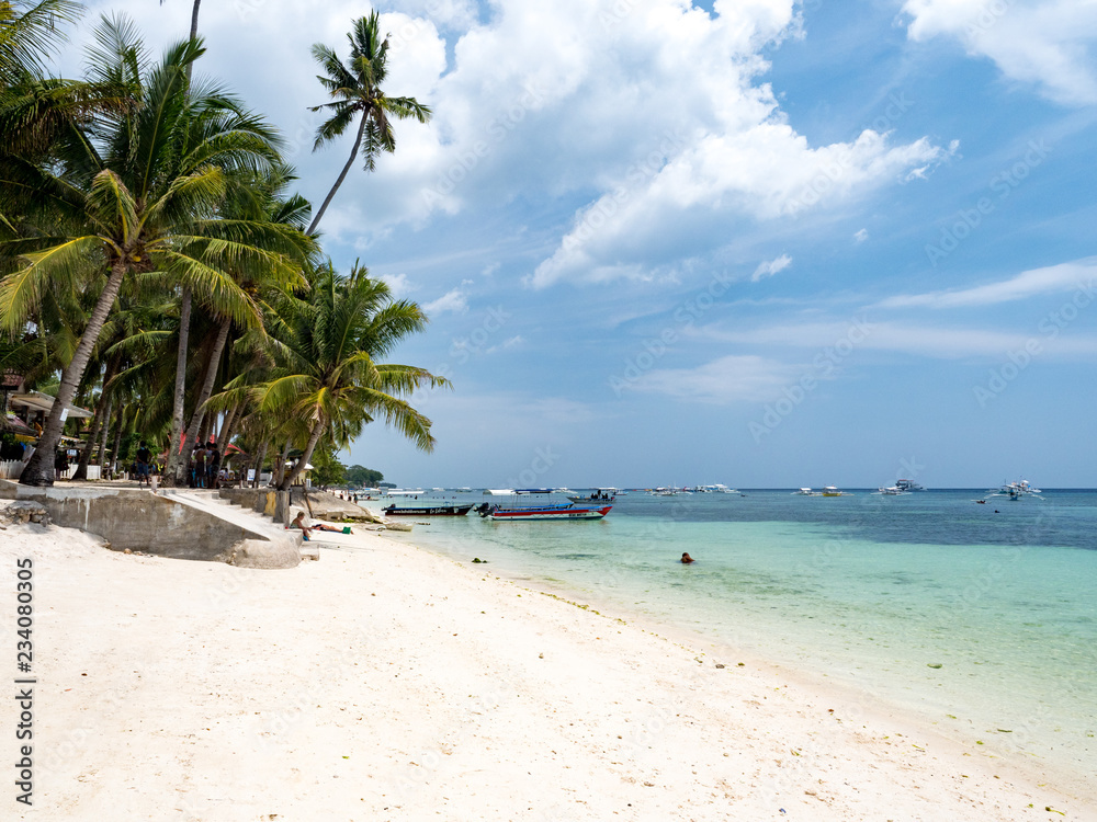 Panglao Bohol岛Alona海滩的热带海滩背景令人惊叹，海滩上有沙滩椅