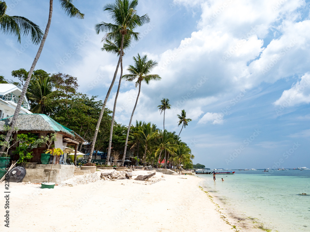 Panglao Bohol岛Alona海滩的令人惊叹的热带海滩背景，海滩上有沙滩椅