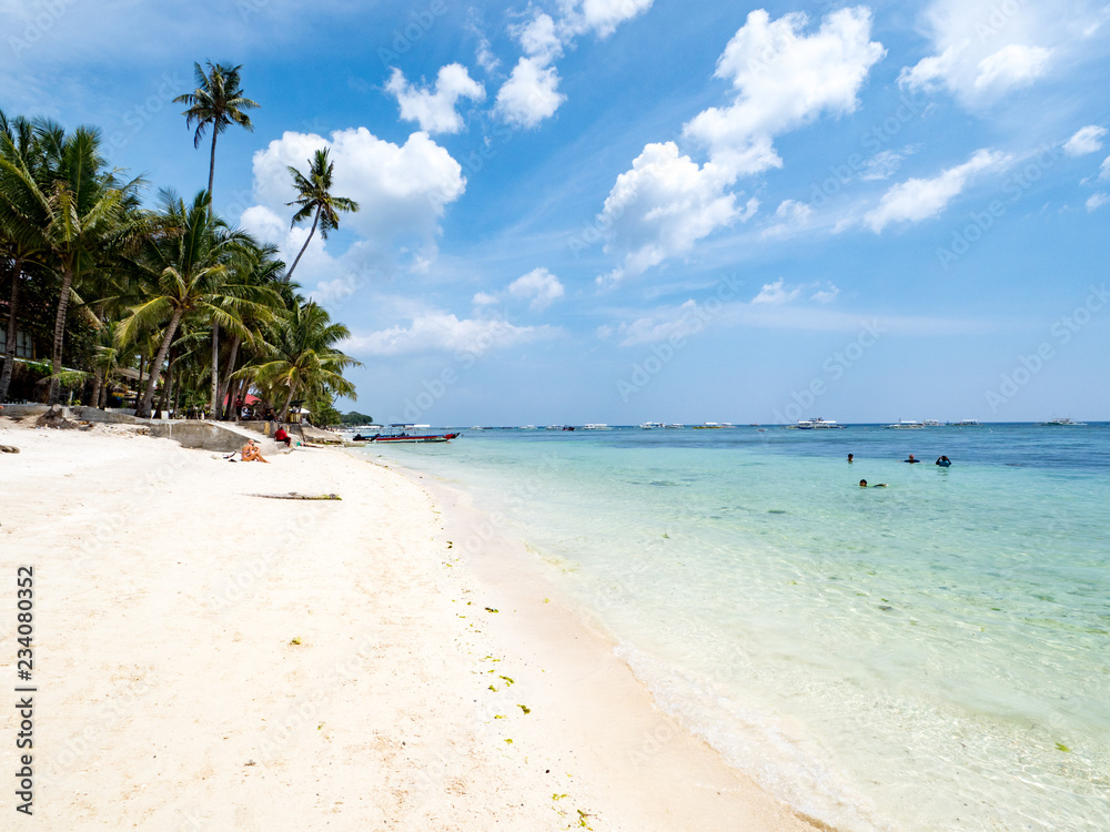 Panglao Bohol岛Alona海滩的令人惊叹的热带海滩背景，海滩上有沙滩椅