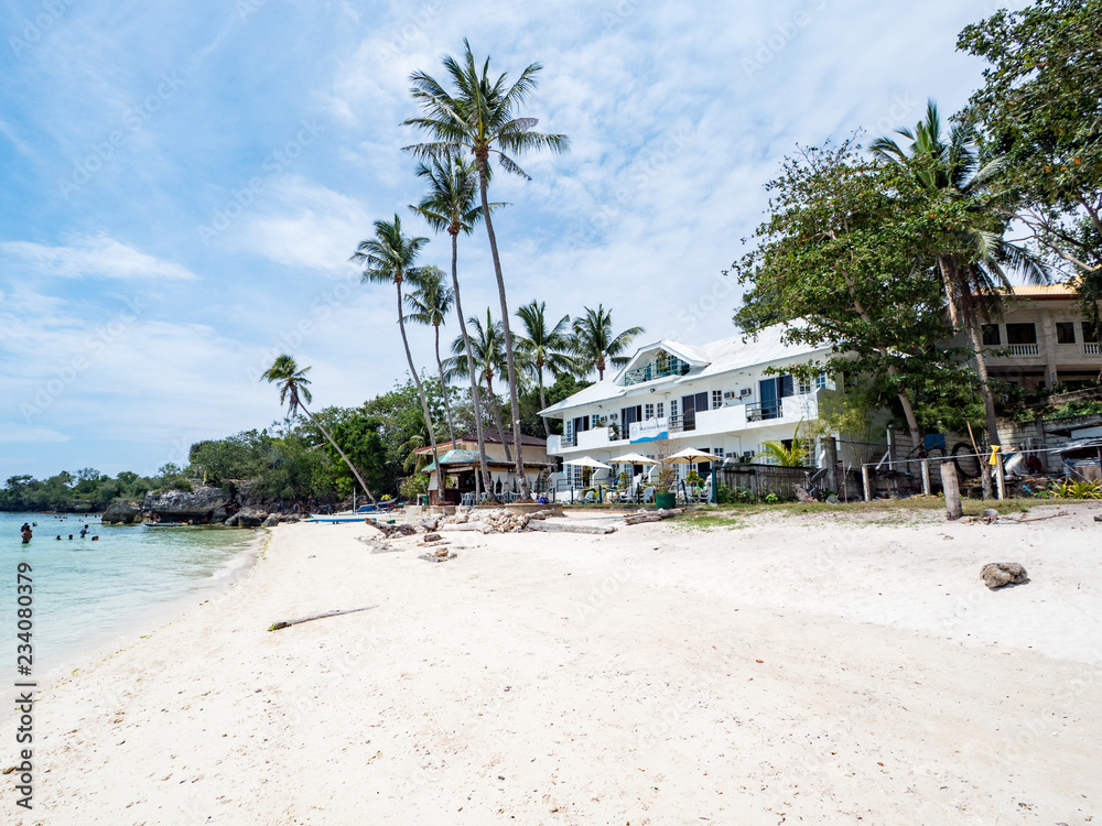 Panglao Bohol岛Alona海滩的令人惊叹的热带海滩背景，海滩上有沙滩椅