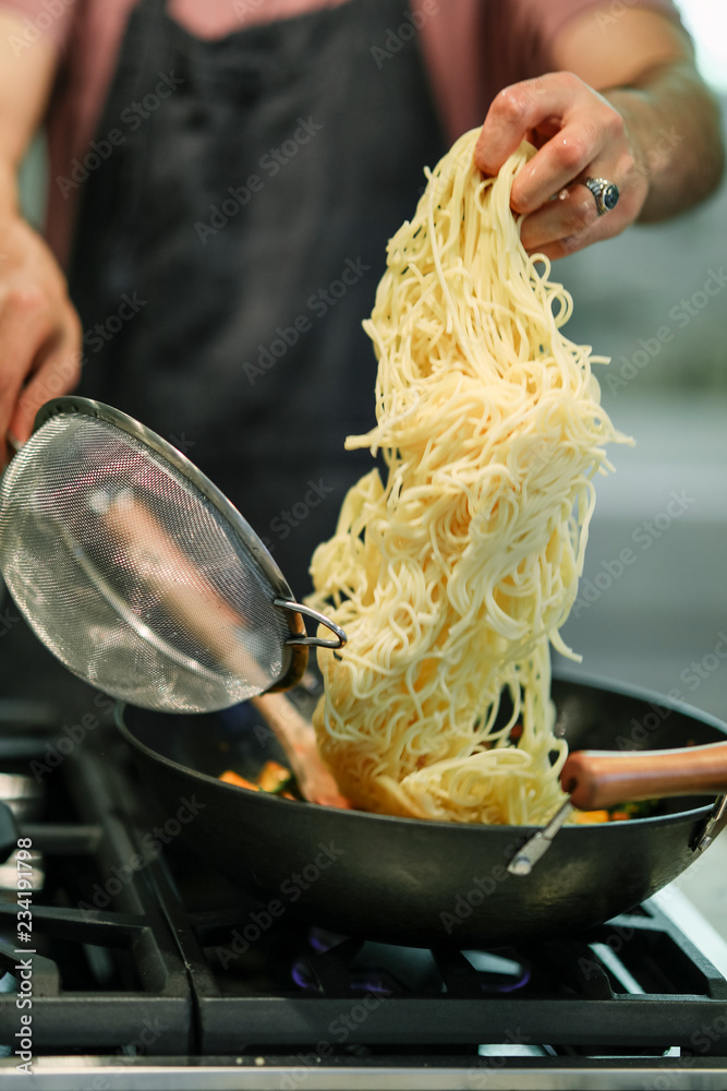 厨师烹饪纯素食意大利面