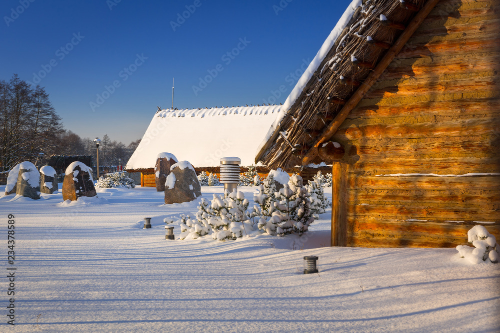 波兰普鲁什茨-格但斯基中世纪定居点村庄的雪冬