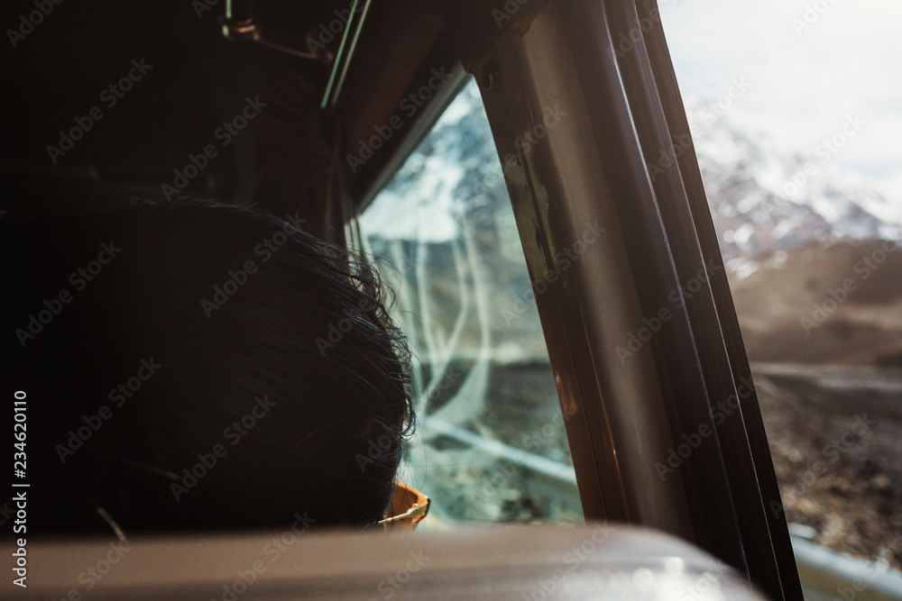 一名女子在公路旅行中睡在面包车里