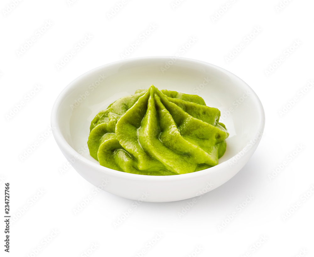 白底隔离碗中的Wasabi