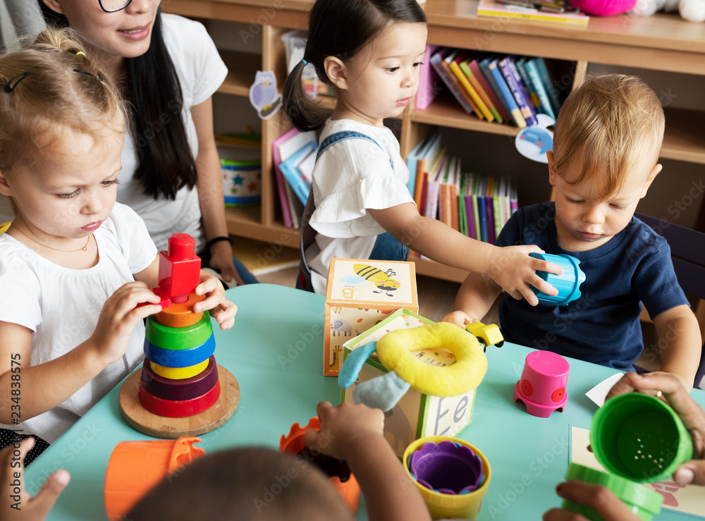 幼儿园的孩子在教室里和老师玩耍