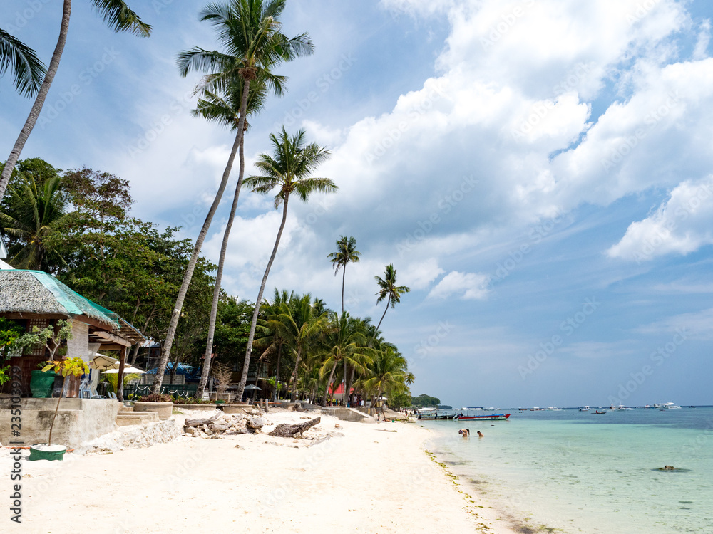 来自Panglao Bohol岛Alona海滩的令人惊叹的热带海滩背景，带cl的白色沙滩