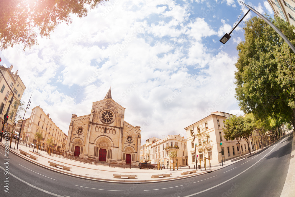 Eglise Saint-Paul和Victor Hugo Nimes大道