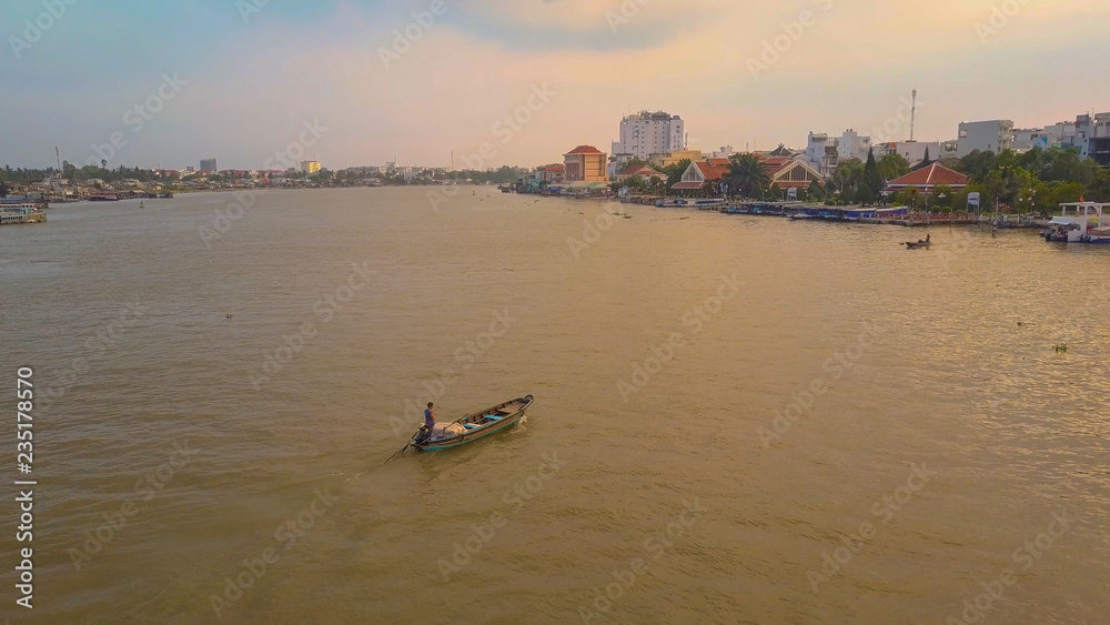 空中飞航：当地人驾驶木船穿越平静的河流