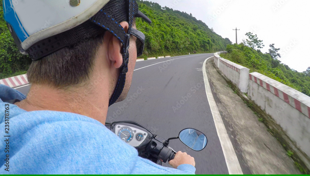 POV：坐在骑摩托车的男子身后，可以看到森林的美景。