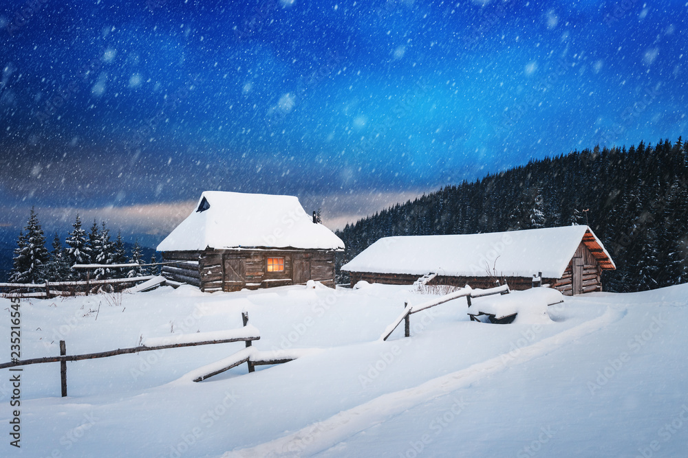 雪山木屋的奇妙冬季景观。圣诞假期概念。喀尔巴阡山