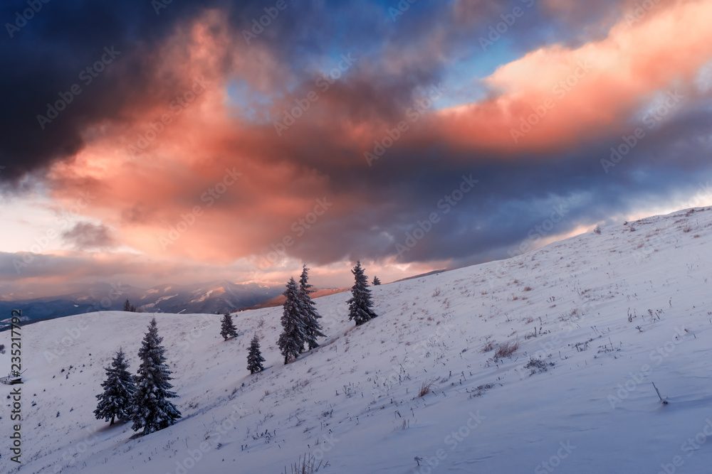 阳光照耀下的雪山中令人惊叹的橙色冬季景观。戏剧性的冬季场景
1054024605,曼达里安