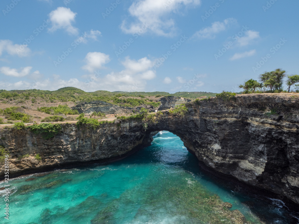 美丽的天然海水池Broken Bay。巴厘岛旅游目的地。Nusa Penida岛一日游很受欢迎