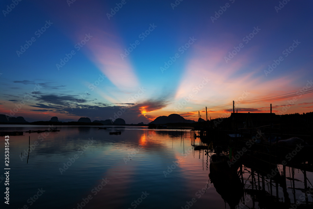 沿海渔村的晨曦，海上和山丘上的美丽景色晨曦