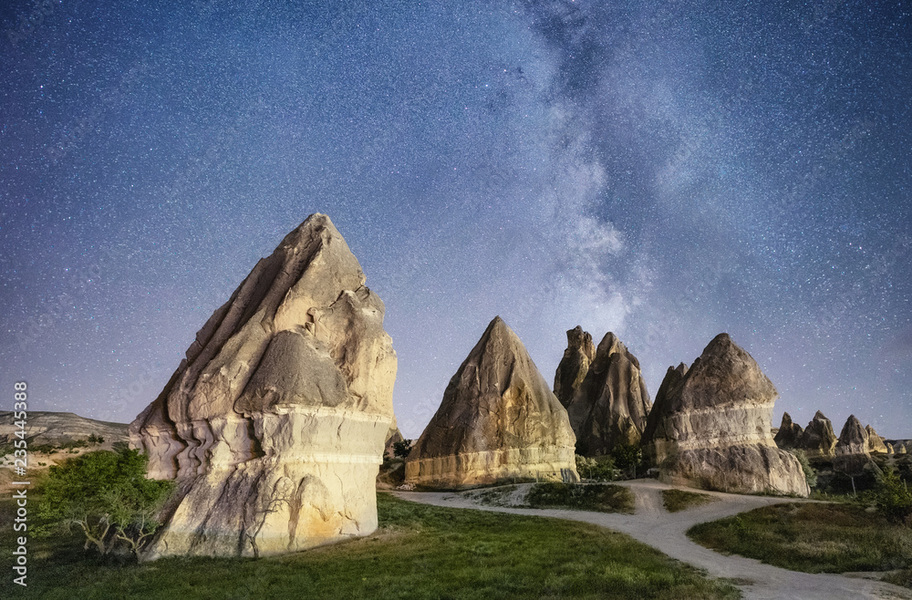 土耳其卡帕多西亚夜晚的山峰。星空和岩石。美丽的自然景观