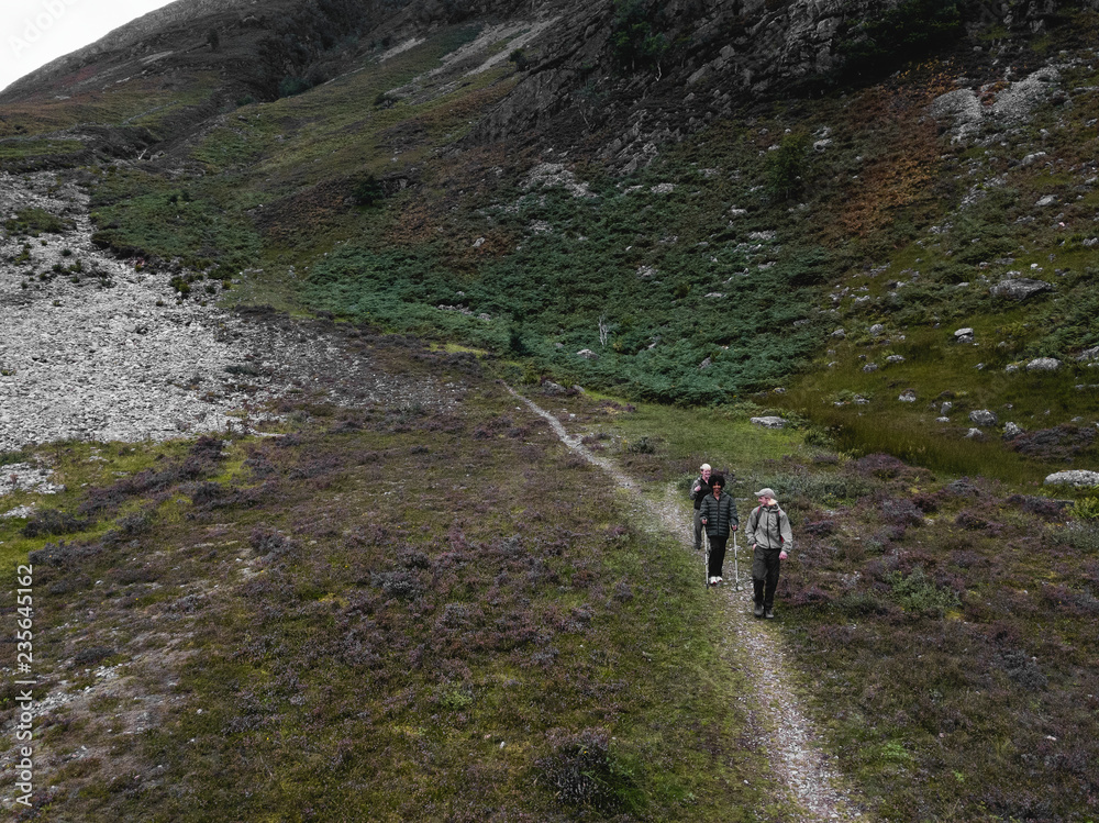 一群朋友在苏格兰Glen Etive徒步旅行