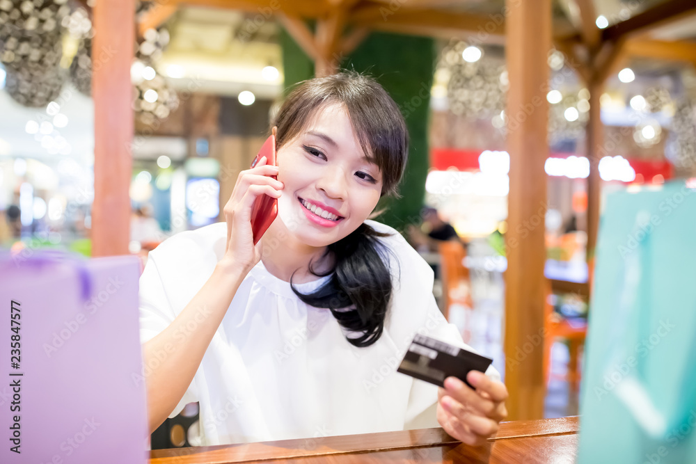 女人开心地讲电话