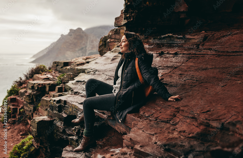 美丽的女人从山上眺望风景