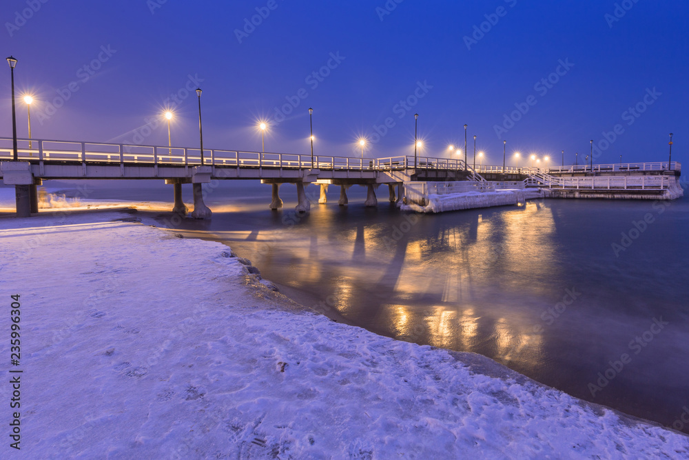 波兰格但斯克波罗的海码头的雪夜