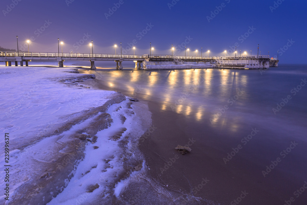 波兰格但斯克波罗的海码头的雪夜