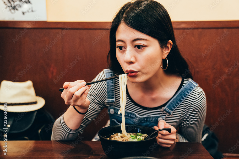 日本女士在当地餐馆吃午饭