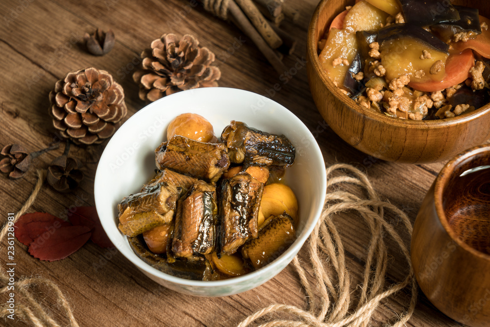 Chestnut fried with finless eel