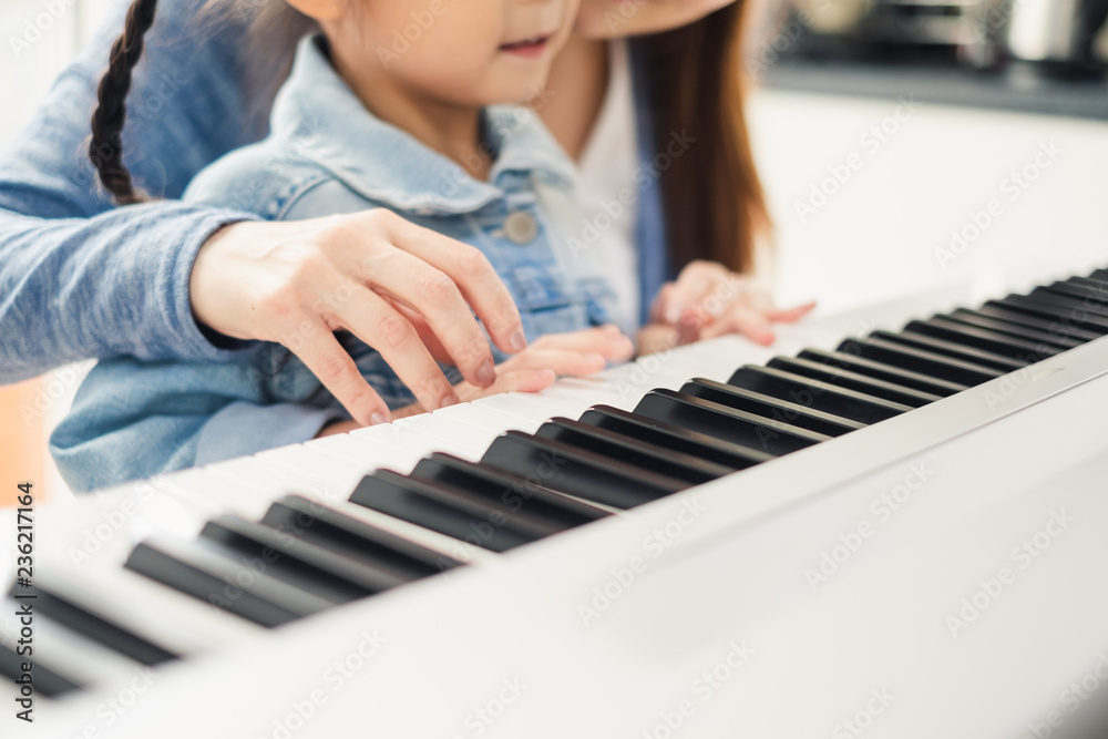 亚洲青年钢琴家教师教女学生弹钢琴，音乐教育理念