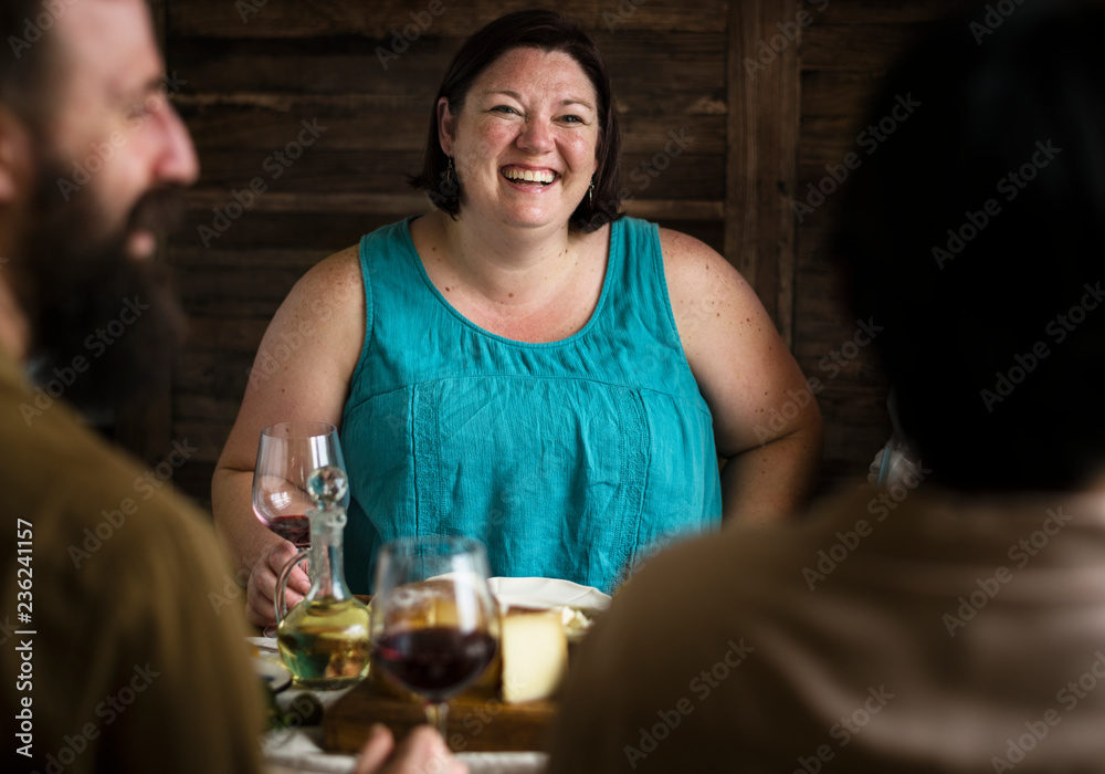 快乐的女人正在享受一杯葡萄酒