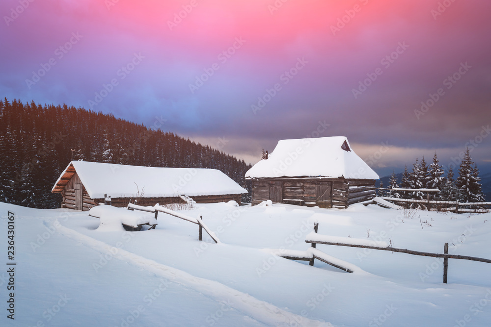 雪山木屋的奇妙冬季景观。圣诞假期概念。喀尔巴阡山