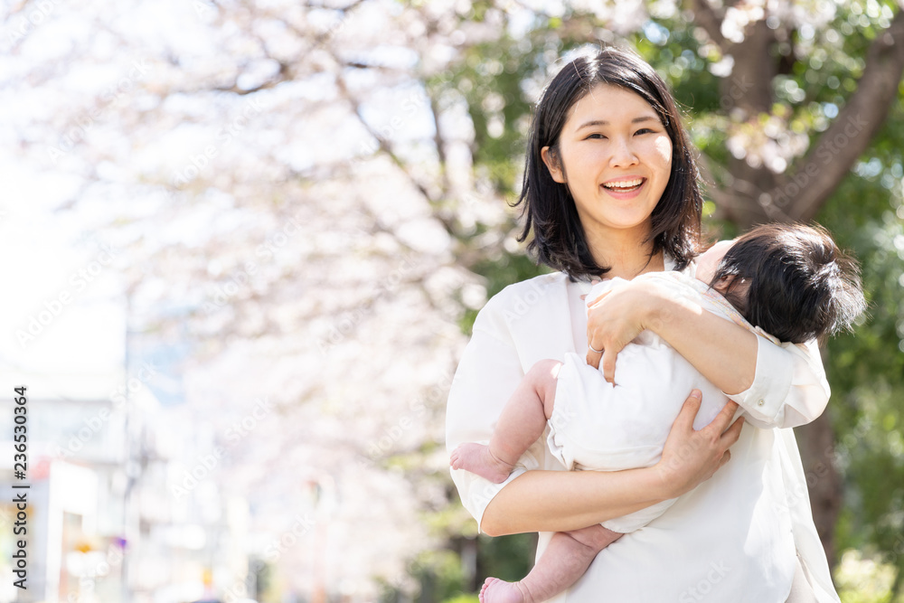 年轻的亚洲母亲和婴儿的樱花肖像