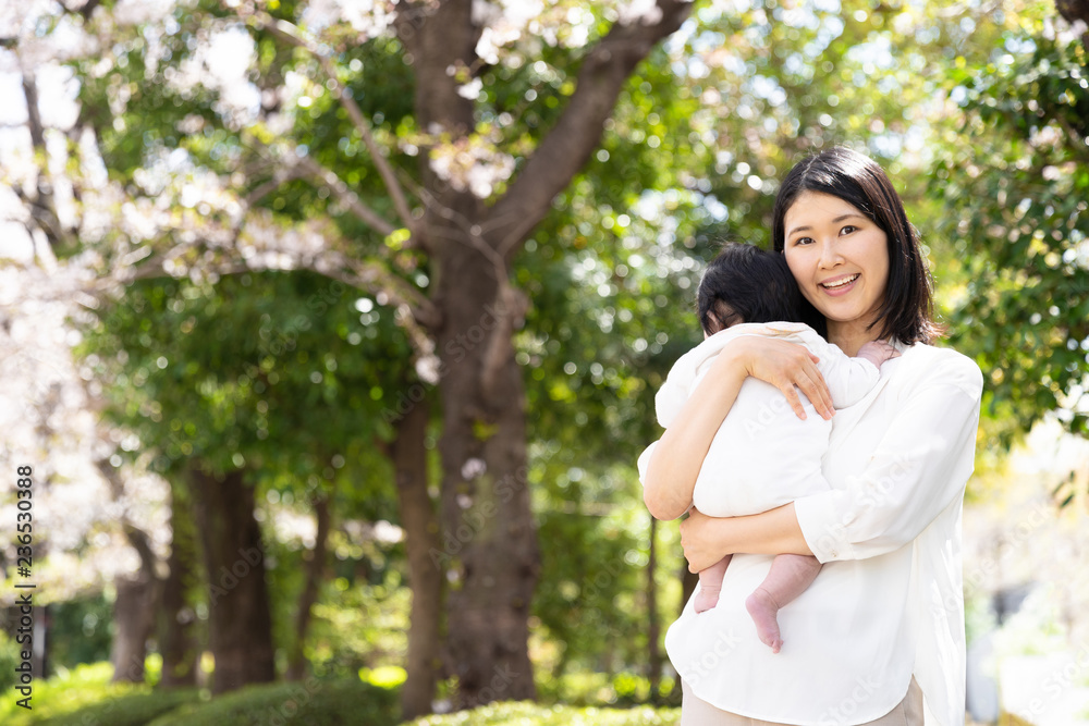 公园里年轻的亚洲母亲和婴儿的画像