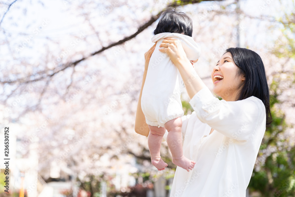 年轻的亚洲母亲和婴儿的樱花肖像