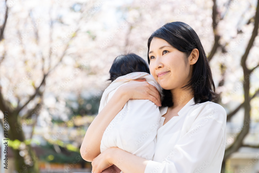 年轻的亚洲母亲和婴儿的樱花肖像