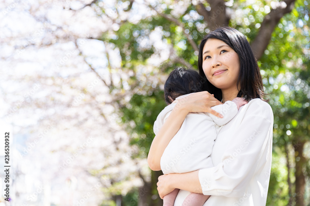 年轻的亚洲母亲和婴儿的樱花肖像