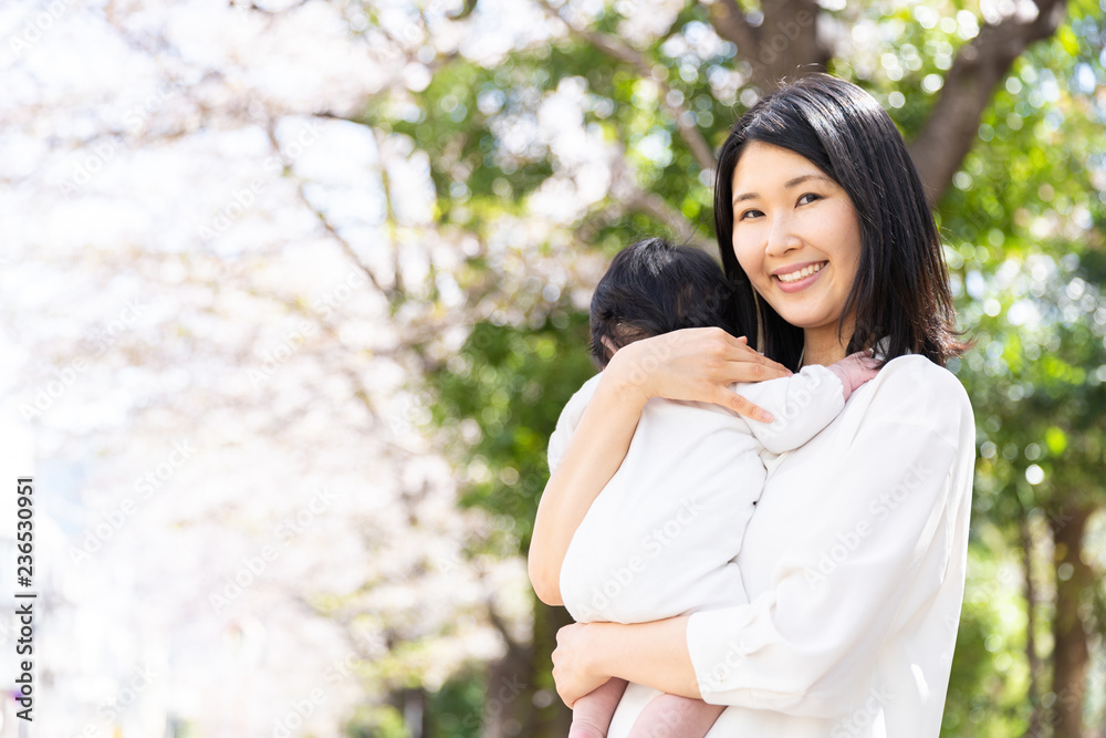 年轻的亚洲母亲和婴儿的樱花肖像