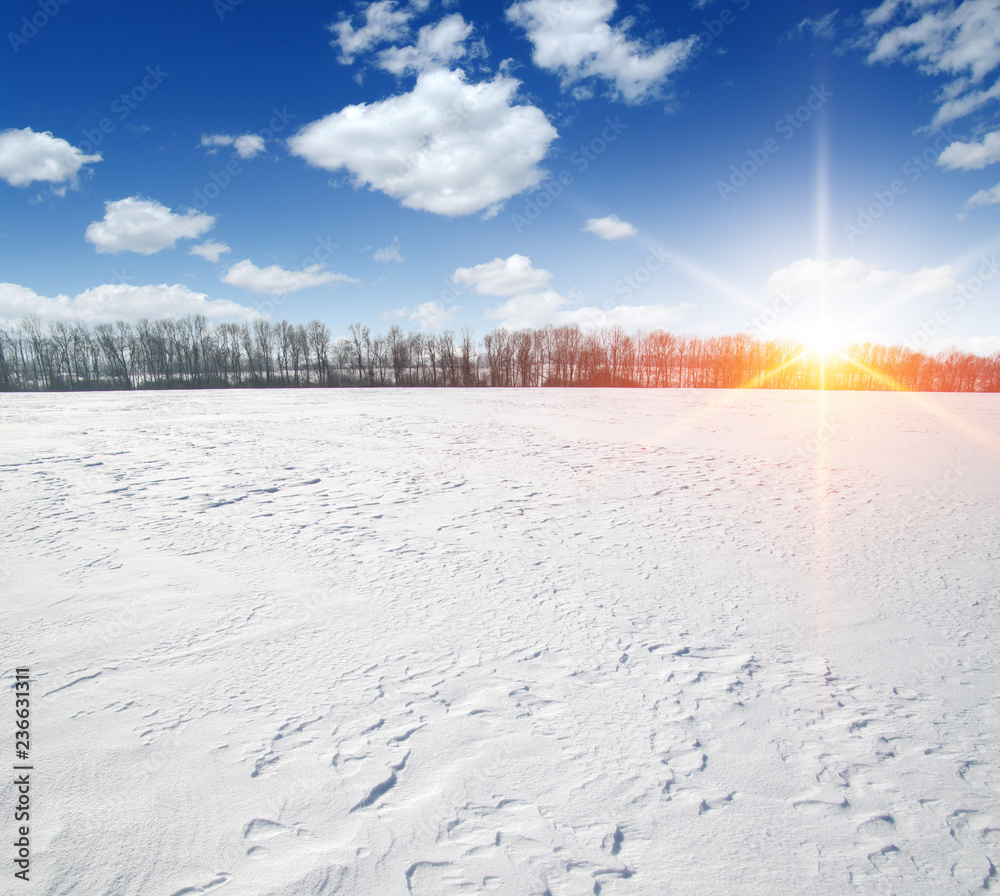 天空和阳光下的雪地。