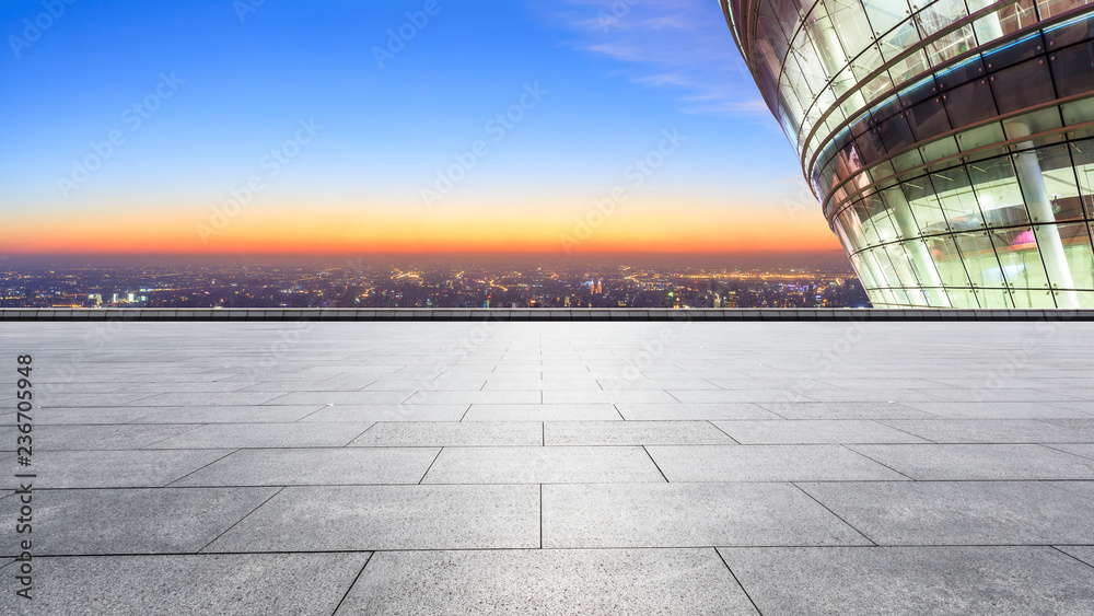 全景城市天际线和空广场层建筑