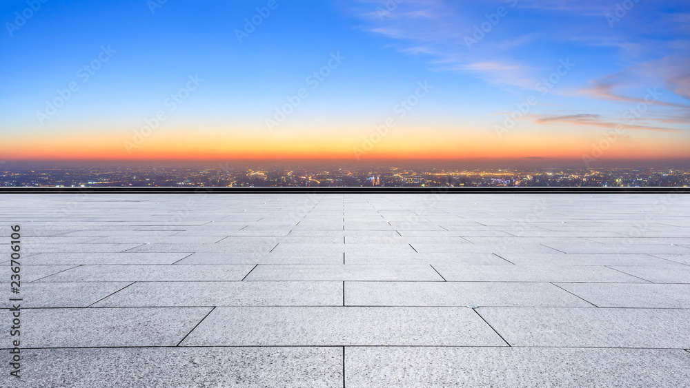 全景城市天际线和空广场层建筑