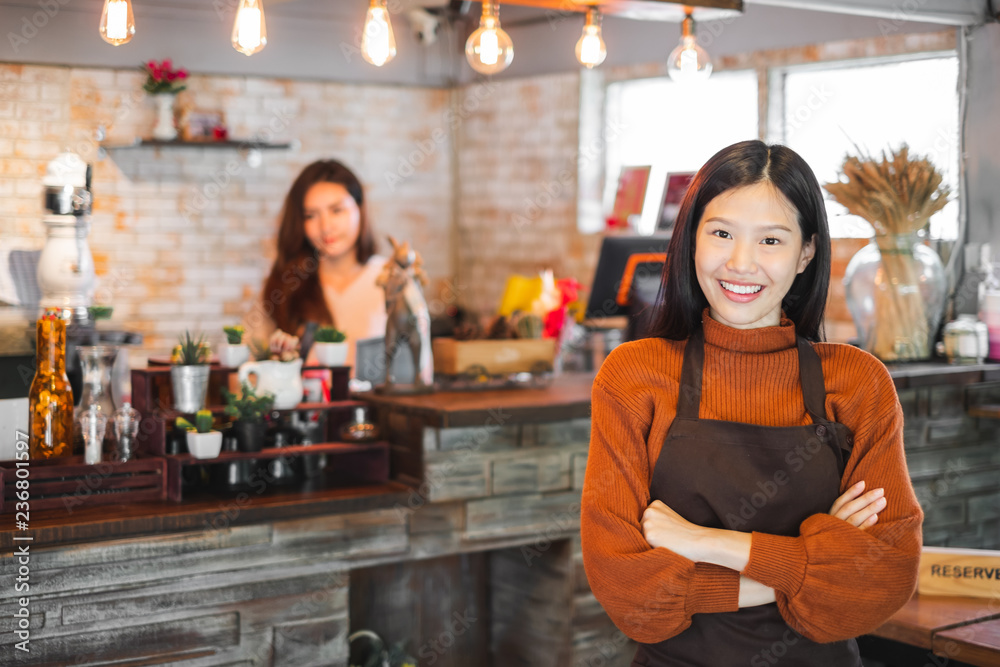 咖啡馆/酒吧/餐厅/咖啡和面包店前的年轻亚洲女性企业主