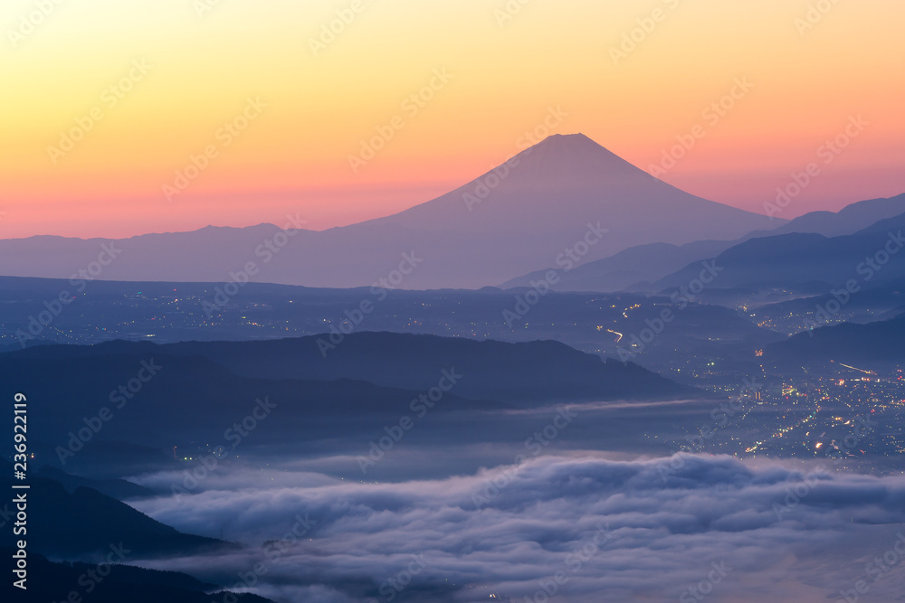 早上从高山高博奇高地俯瞰富士山和水洼湖上方的薄雾之海