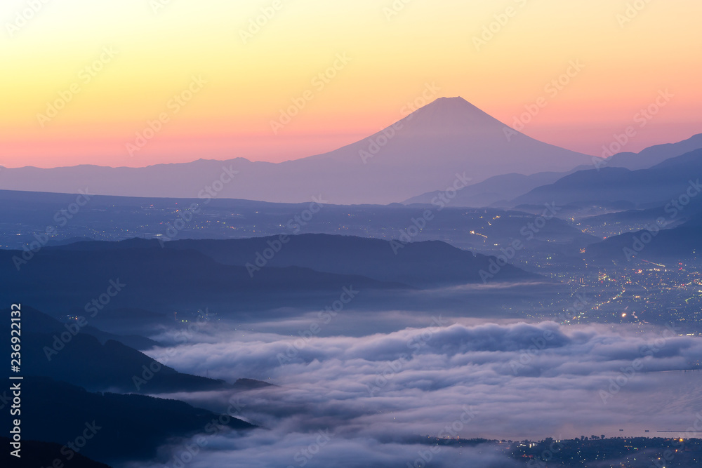 早上从高山高博奇高地俯瞰富士山和水洼湖上方的薄雾之海