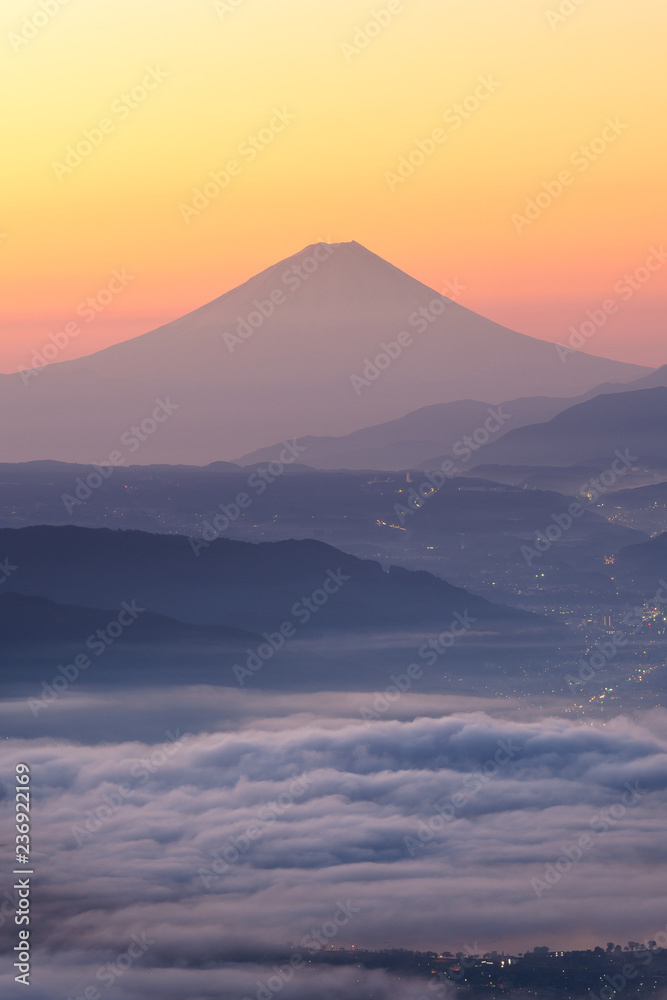 早上从高山高博奇高地俯瞰富士山和水洼湖上方的薄雾之海