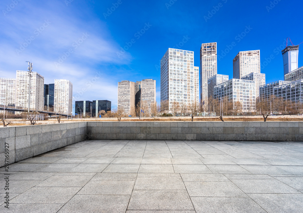 城市天际线与城市中的空广场