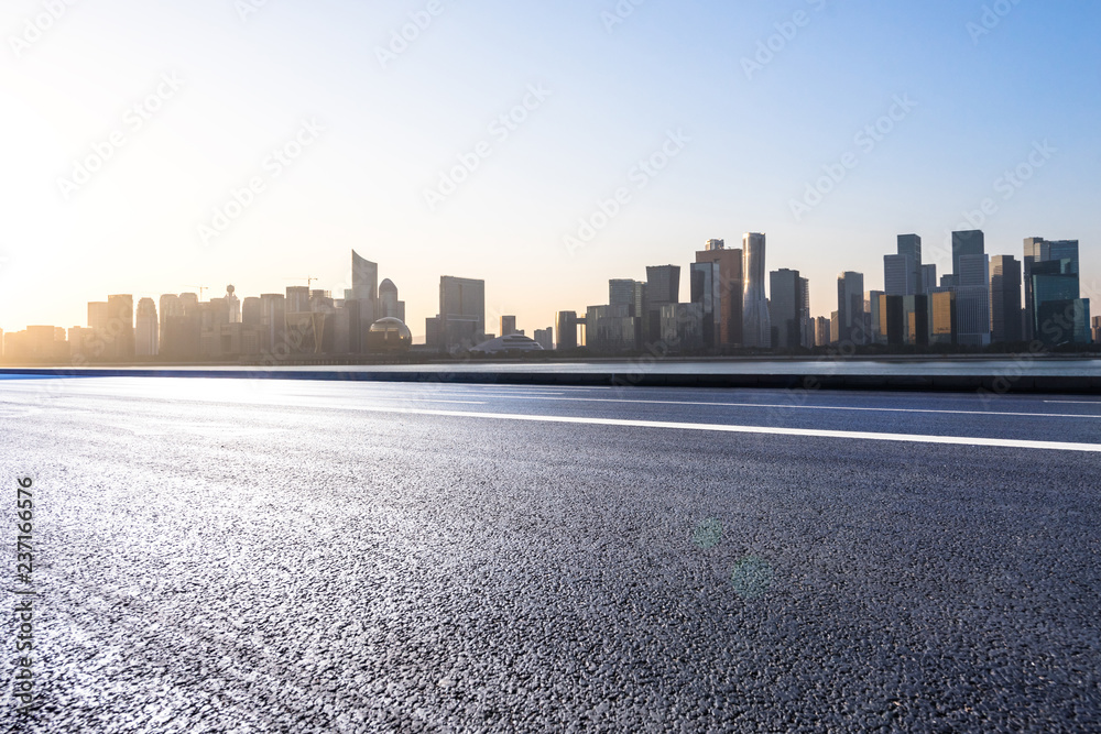 城市天际线的空柏油路