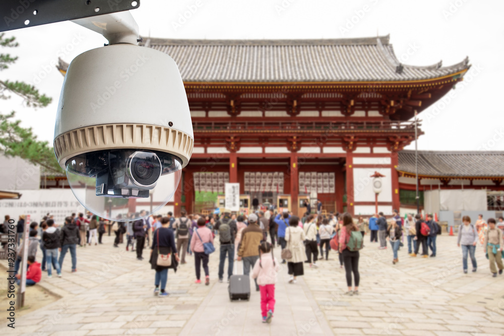 闭路电视监控摄像机在日本一座寺庙的旅行地点运行